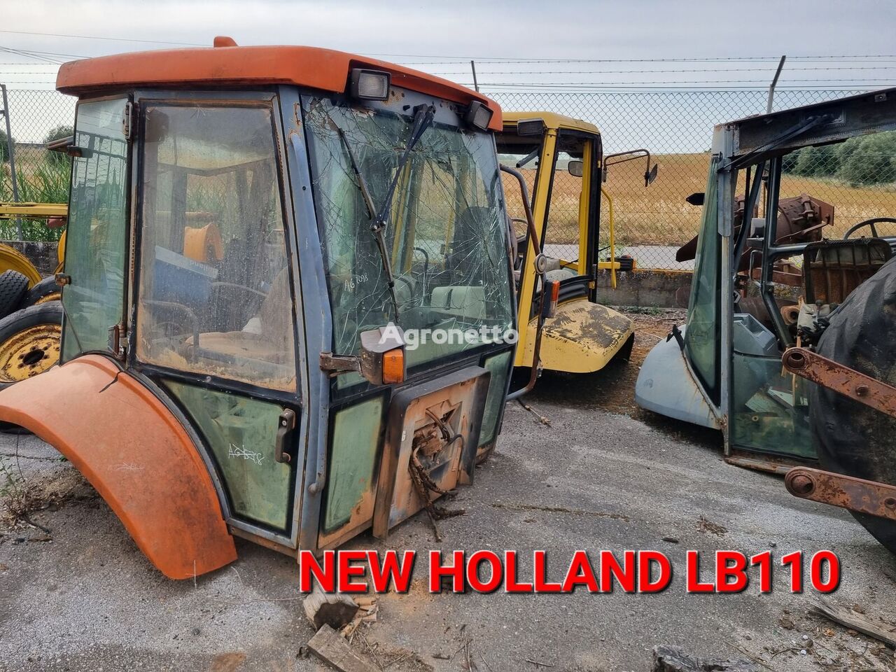 kabina New Holland LB110 vikšrinio traktoriaus dalimis